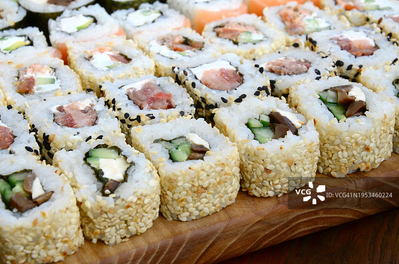 俯视角度拍摄的砧板寿司图片素材