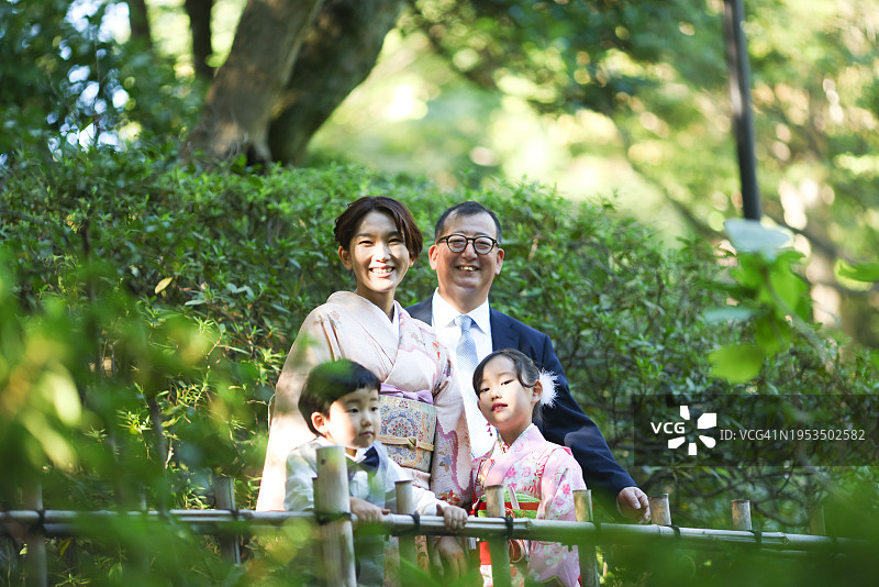 日本父母和女儿的七五三节庆祝活动照片图片素材