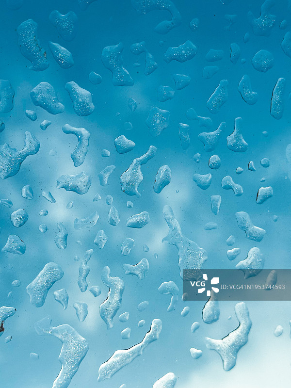 窗户上的雨滴图片素材