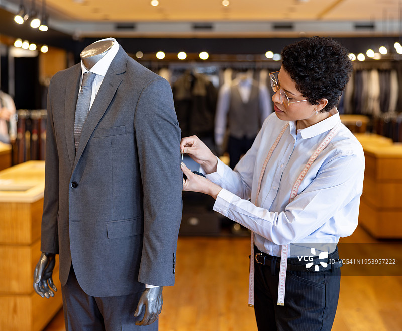 裁缝在人体模型上缝制西装图片素材