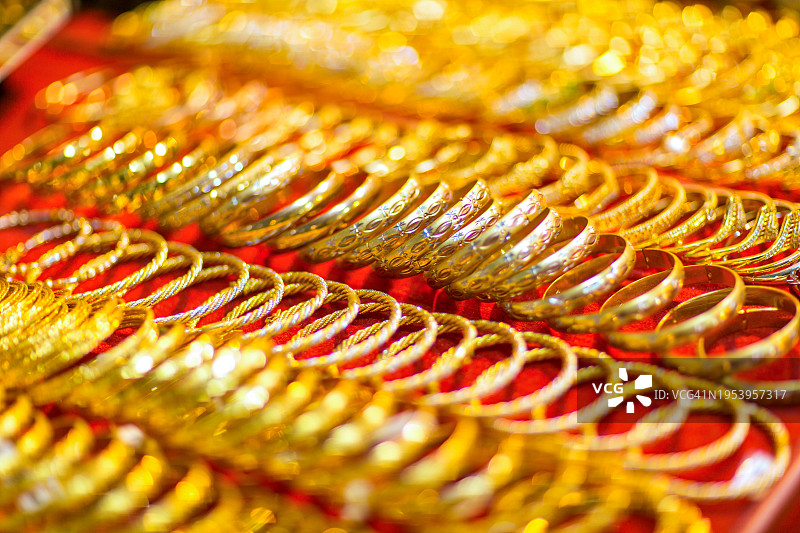 优雅的金色手镯：时尚达人的奢华配饰图片素材