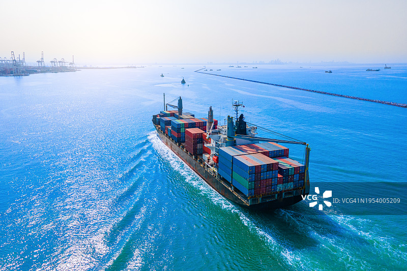 繁荣港口中的货船航拍图片素材