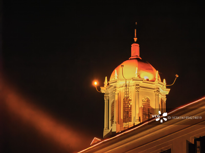 马尼拉市政厅夜景，暖黄色光芒图片素材