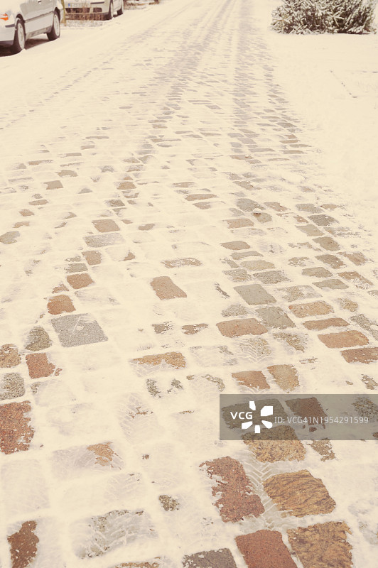 冬季覆盖着冰雪的鹅卵石街道，德国柏林图片素材