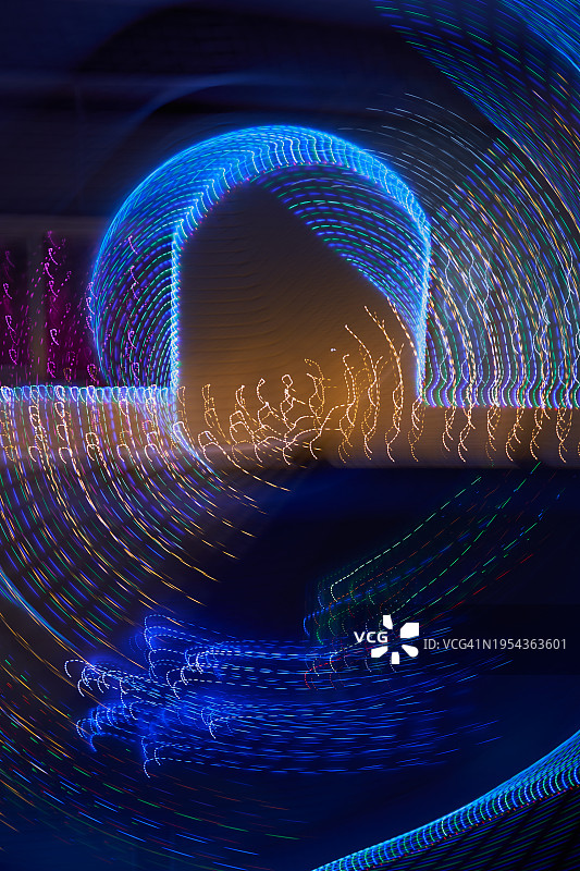 大门霓虹灯光和热轨迹图片素材