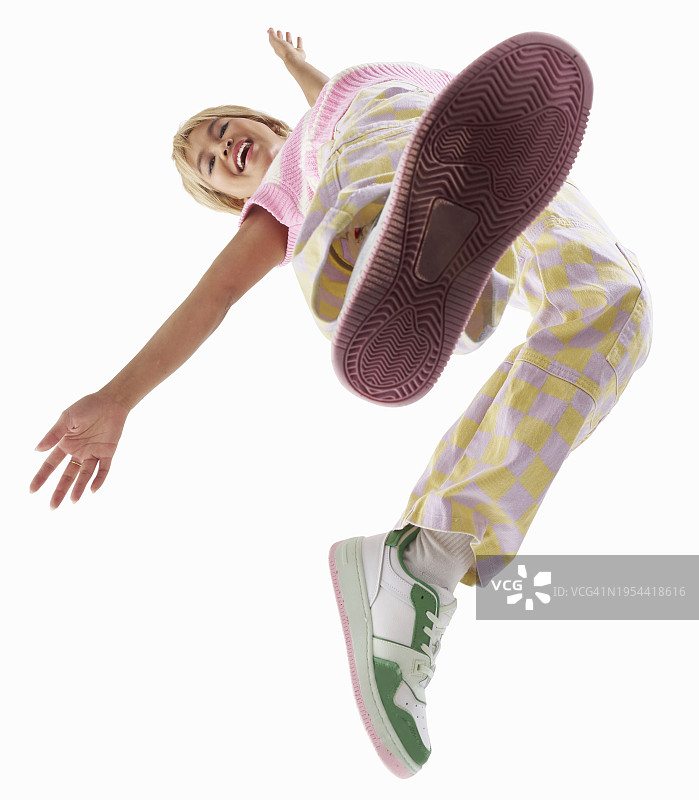 仰望跳跃在空中的微笑女人图片素材