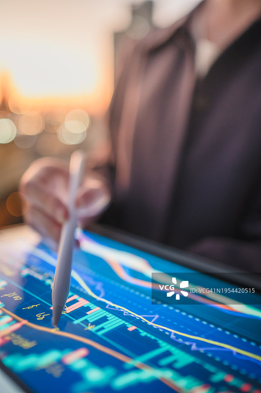 使用大数据和AI机器人系统分析金融世界图片素材