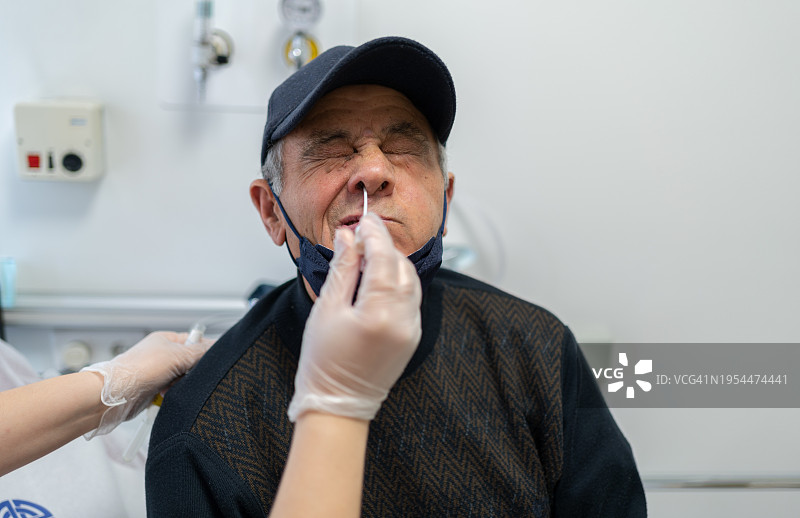 护士为年长患者进行鼻拭子检测图片素材