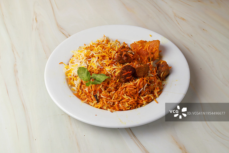 白色盘子里的印度牛肉饭图片素材