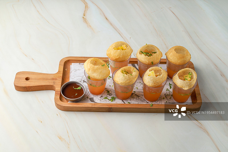 印度街头小吃：古卜嘎帕或帕尼普里图片素材