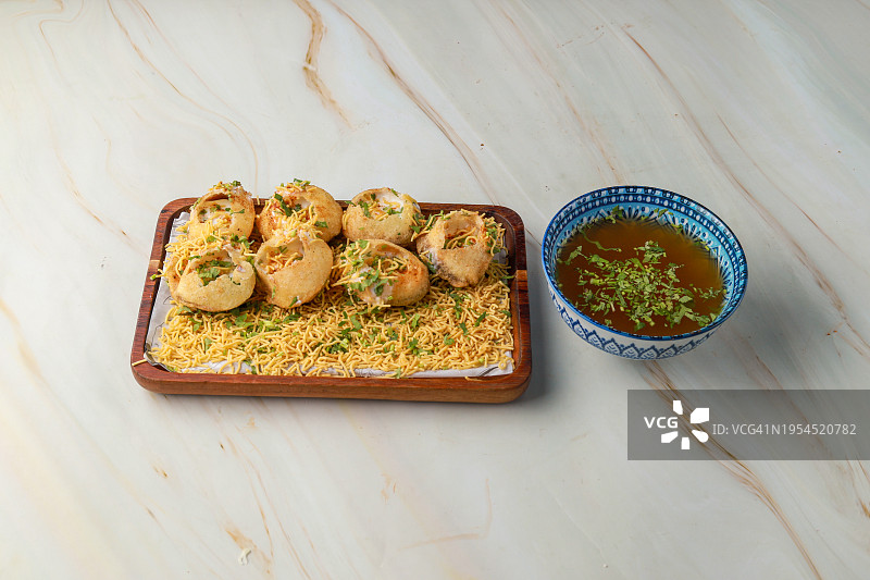 印度街头小吃：古卜嘎帕或帕尼普里图片素材