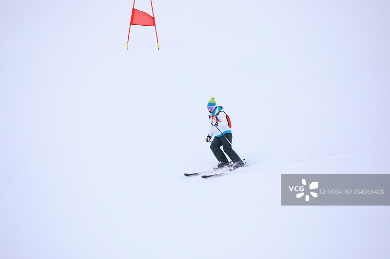 积极的生活方式，充满活力的女性：快乐的滑雪者在完美的雪坡上享受滑雪的乐趣。多洛米蒂超级滑雪区，意大利，欧洲。图片素材