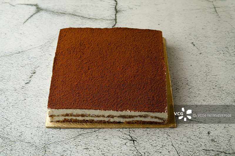 在白色大理石背景上供应的巧克力蛋糕图片素材