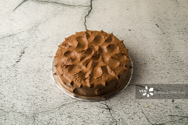 在白色大理石背景上供应的巧克力蛋糕图片素材