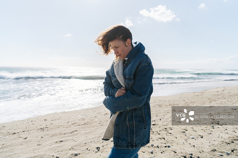 海滩上的大风天图片素材