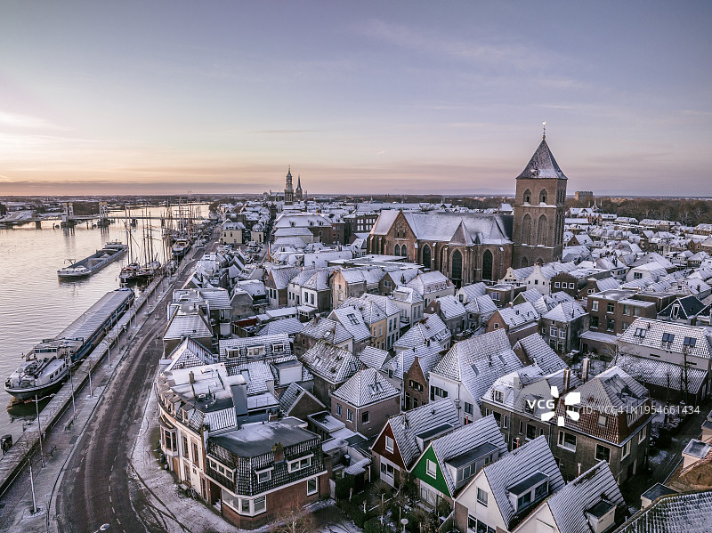 寒冷冬日日出时分艾瑟尔河畔的坎彭城市景观图片素材