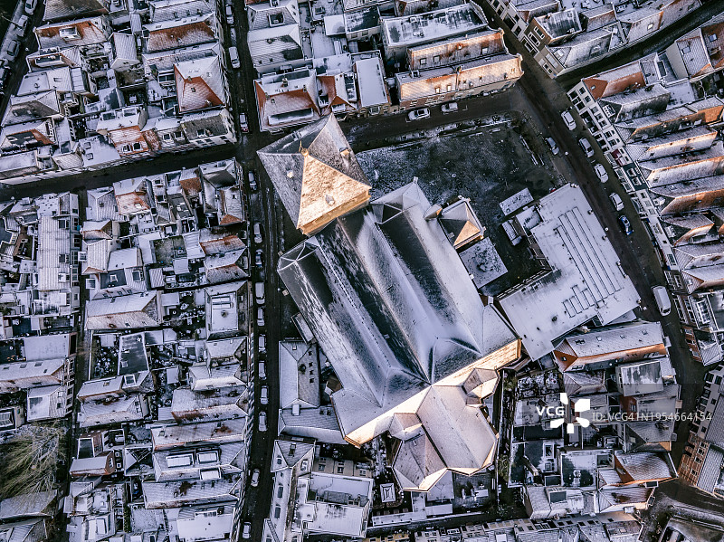 寒冷冬日日出时分艾瑟尔河畔的坎彭城市景观图片素材