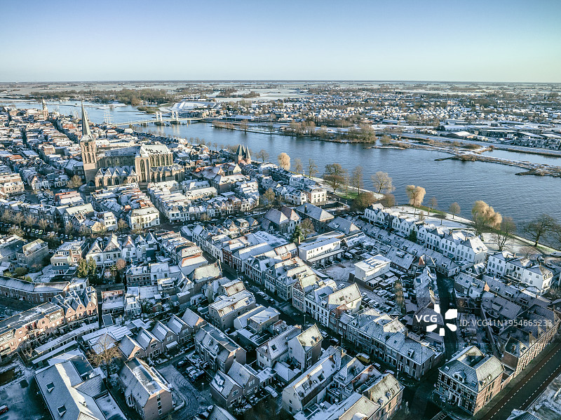 寒冷冬日日出时分艾瑟尔河畔的坎彭城市景观图片素材