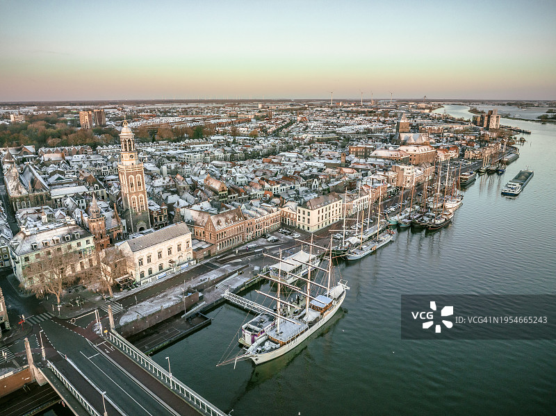 寒冷冬日日出时分艾瑟尔河畔的坎彭城市景观图片素材