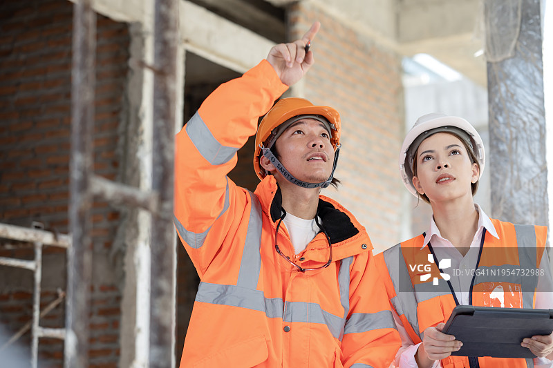 通过施工管理解决方案细化项目范围和规范。施工工头在施工阶段与项目所有者讨论天花板材料结构。图片素材