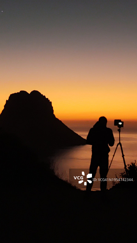 摄影师在Es Vedra拍摄日落图片素材