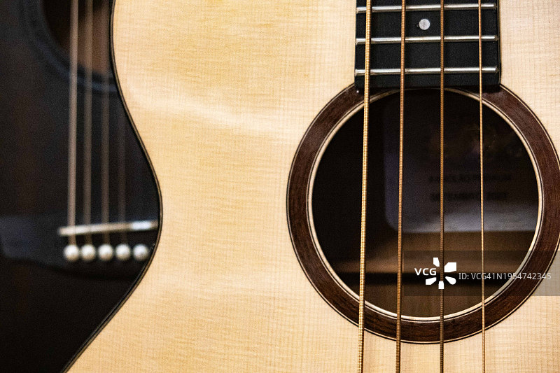 类似原声吉他的木制弦乐器细节图片素材