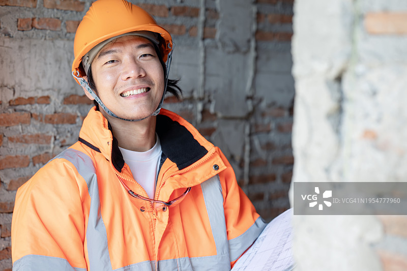 使用项目管理工具高效跟踪施工进度：建筑工头在施工现场检查施工进度，向客户和高级管理人员汇报图片素材