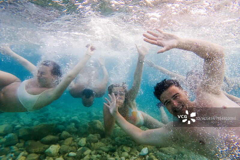 水下开心人群的集体照图片素材