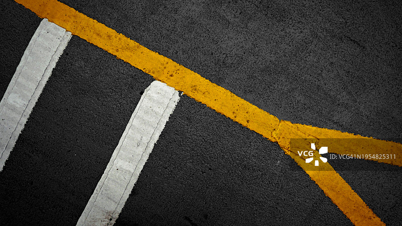 美国纽约曼哈顿街道上的黄色和白色标线图片素材