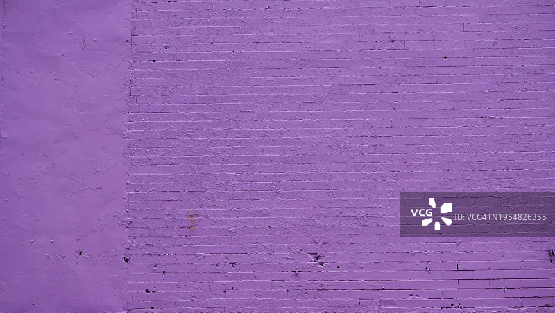 纽约曼哈顿的紫色水泥砖墙，粗糙纹理，阳光，自然色调图片素材