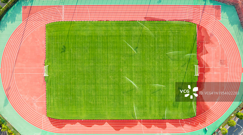 足球场草坪浇水图片素材
