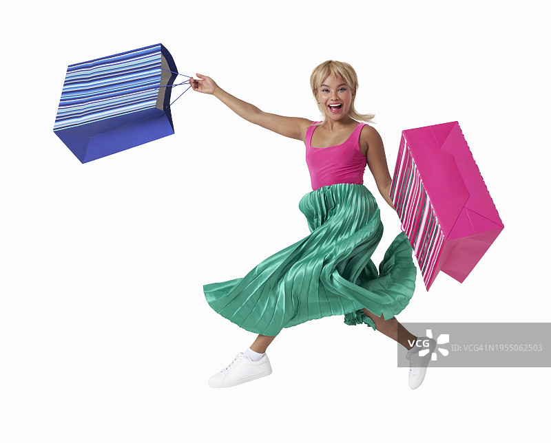 带着购物袋跑步的女人图片素材