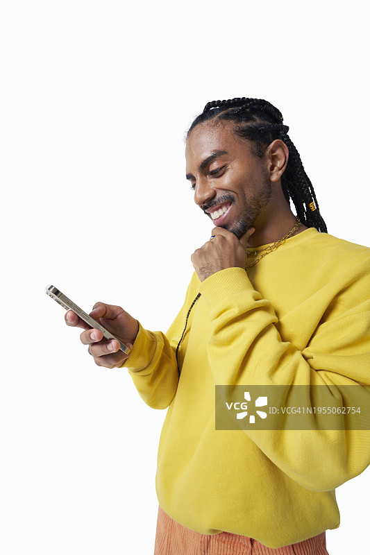 男人看手机图片素材