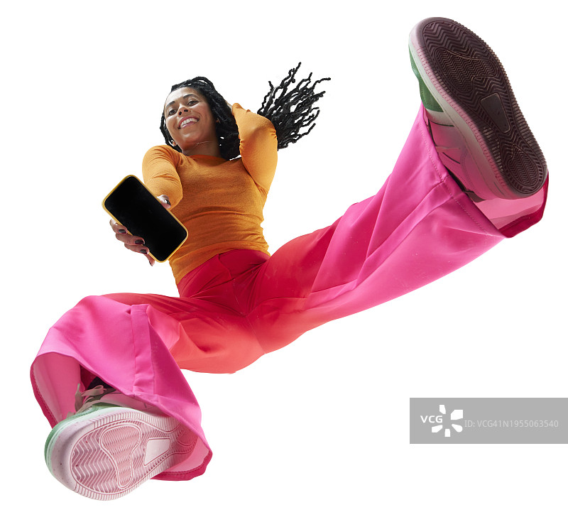 展示手机的女人图片素材