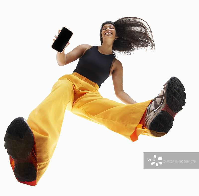 展示手机的女人图片素材