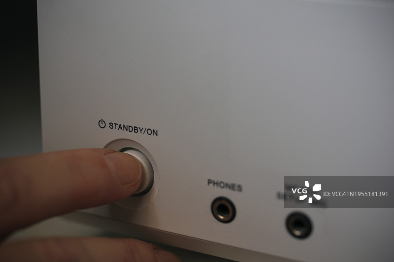 按下电源按钮图片素材