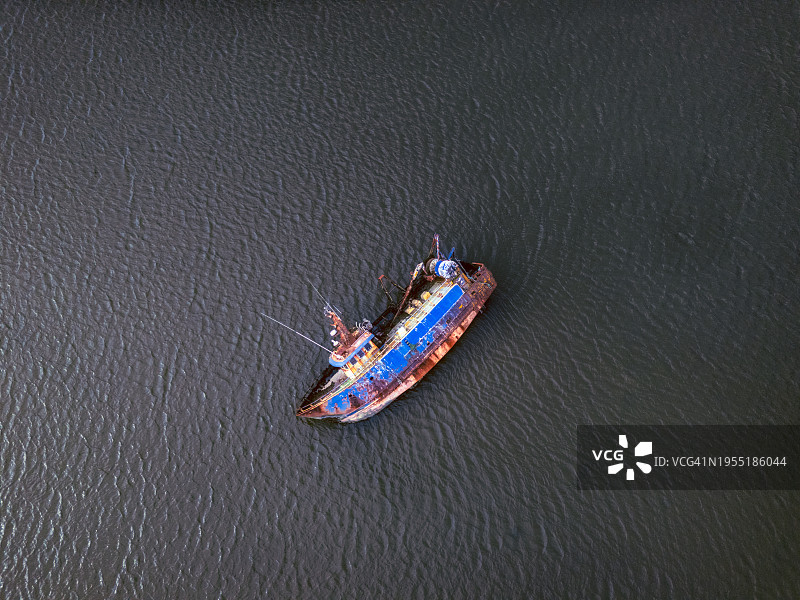 爱尔兰巴尔的摩湾的旧渔船残骸图片素材