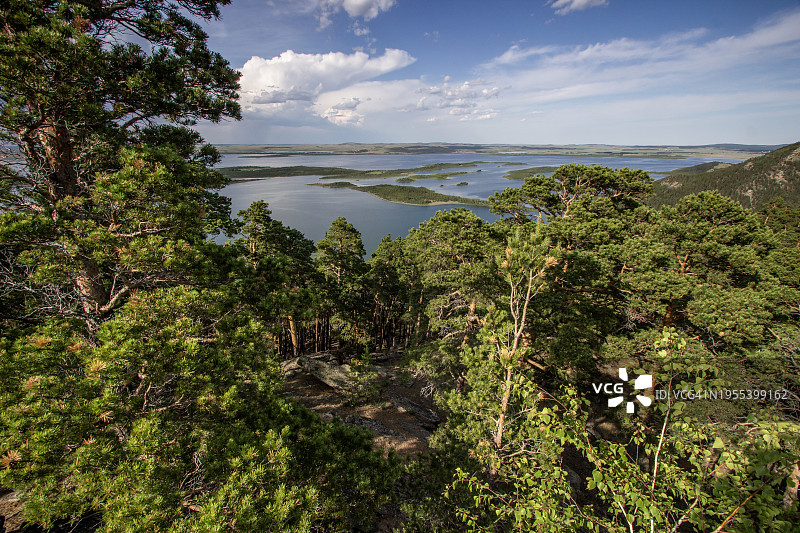 哈萨克斯坦美丽的森林、湖泊和众多岛屿图片素材