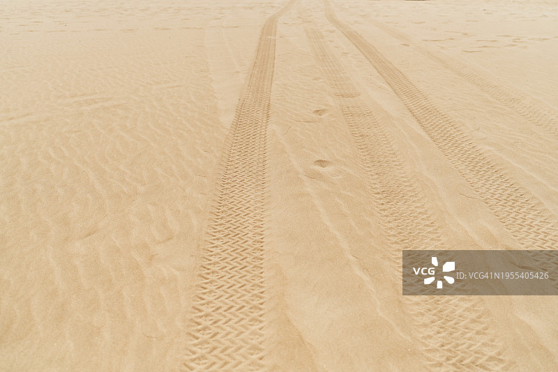 沙滩上车轮痕迹的纹理，周围没有人图片素材