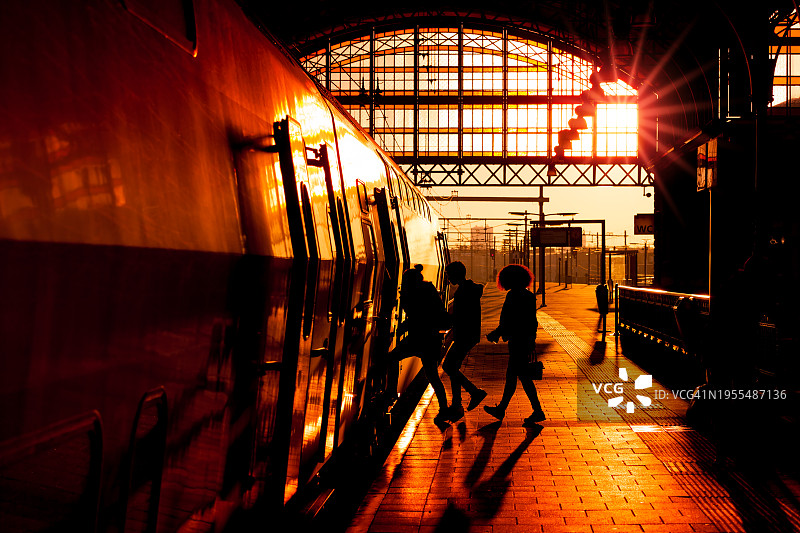 在海牙荷兰斯普尔站登上火车的人们图片素材