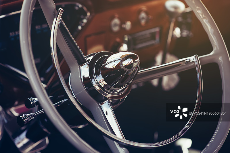 20世纪50年代经典老爷车方向盘仪表盘图片素材