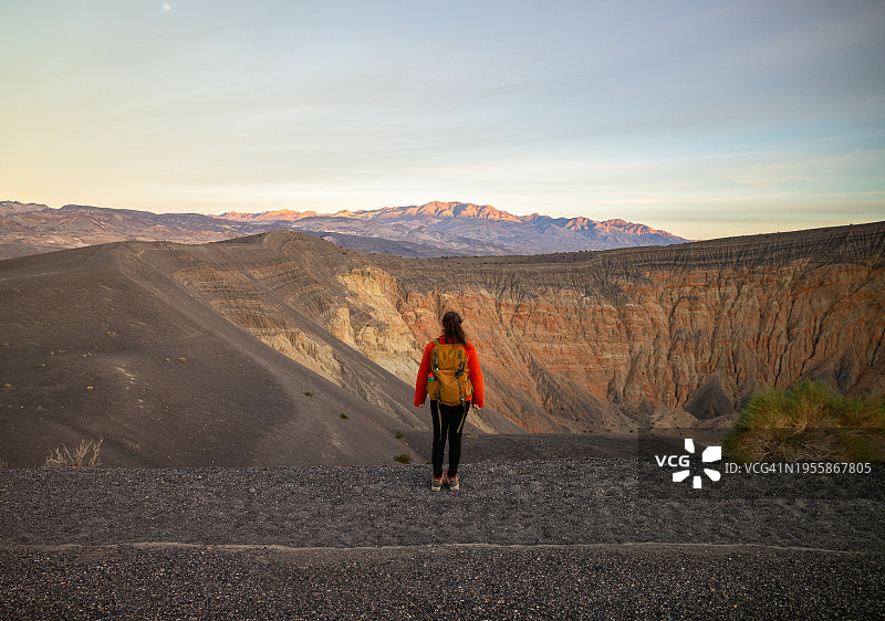 站在美国加利福尼亚州死亡谷国家公园的尤比希比火山口边缘图片素材