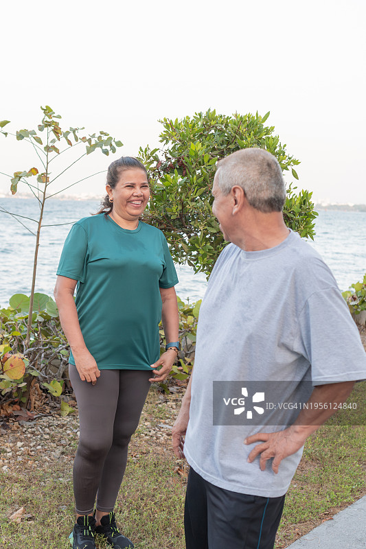 老年夫妇享受海边摄影图片素材