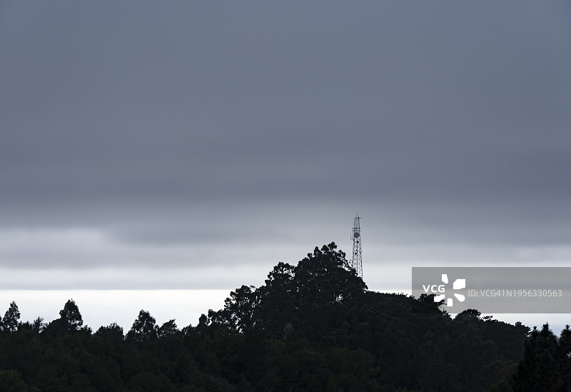 山上的通信塔图片素材