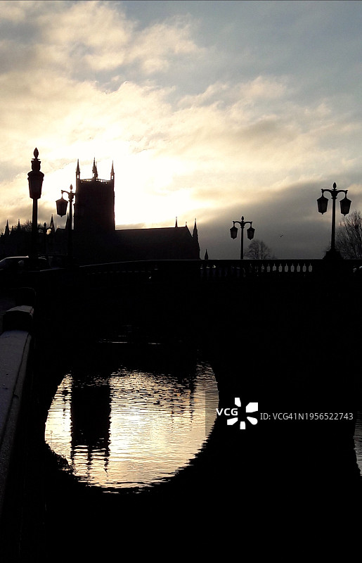 桥拱下有倒影的伍斯特大教堂图片素材