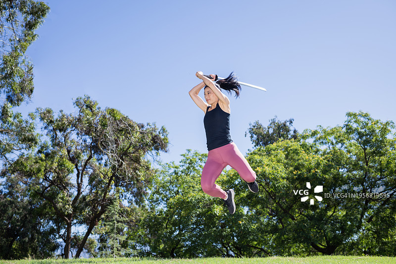 持剑跳跃的女人图片素材