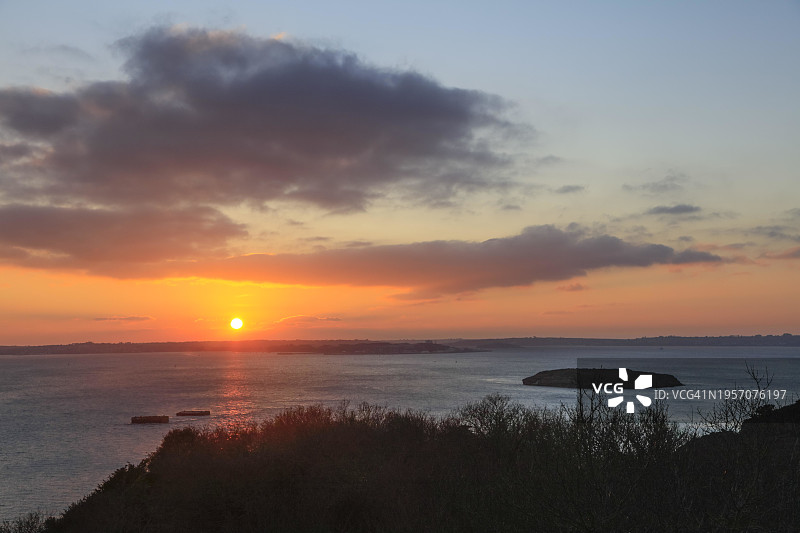 从阿莫里克角观看布雷斯特湾的日落，背景是克罗宗半岛和长岛图片素材