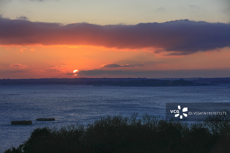 从阿莫里克角俯瞰布雷斯特湾的日落，背景是克罗宗半岛图片素材