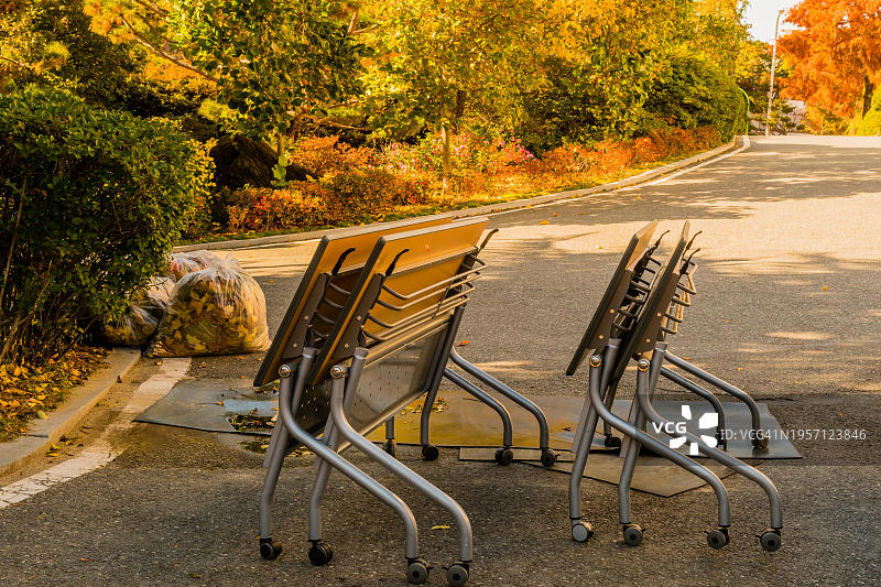 四张折叠桌一起放在外面的人行道上，背景是树木和道路，韩国图片素材