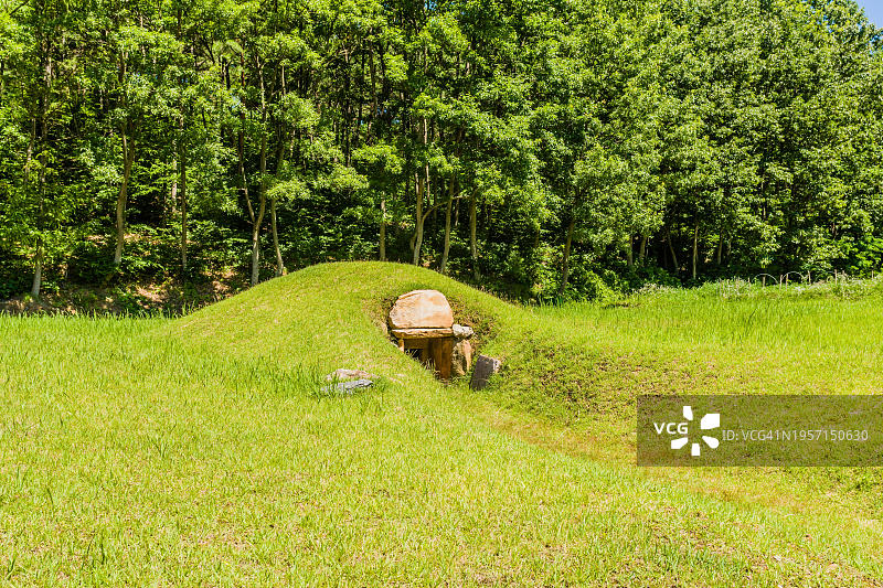 韩国阳光明媚的公共公园里的无名坟冢，混凝土开口，亚洲图片素材